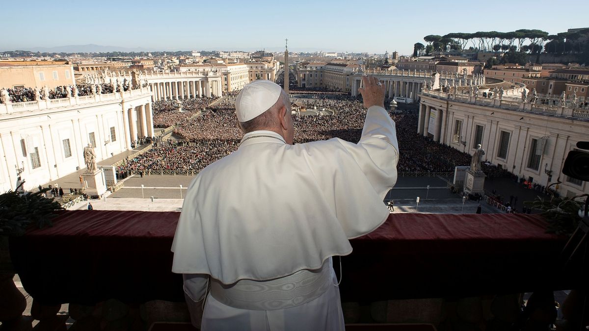 Papež František pronáší své poselství z balkónu svatopetrské baziliky ve Vatikánu.
