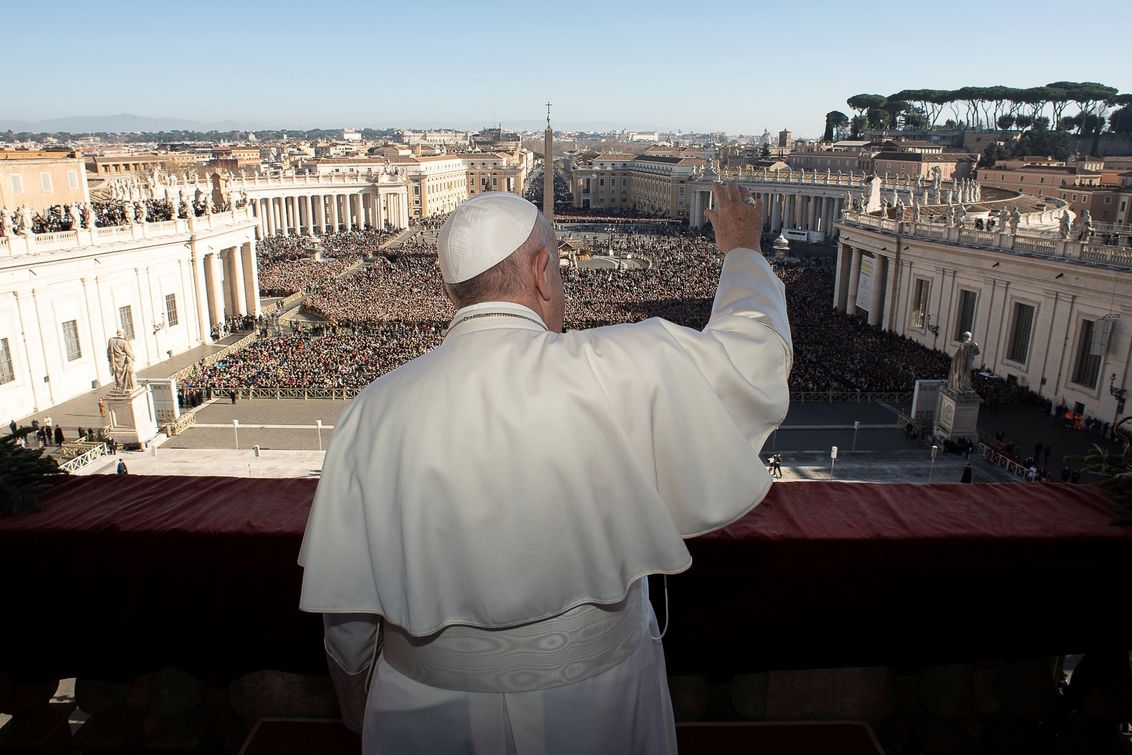 Papež František pronáší své poselství z balkónu svatopetrské baziliky ve Vatikánu.