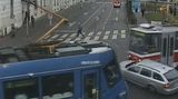 Kamera v Brně zachytila auto, které se vklínilo mezi tramvaje