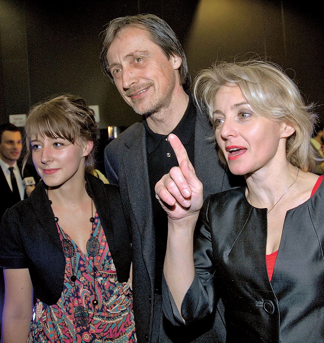 Se svým otcem, hercem a politikem Martinem Stropnickým a jeho manželkou herečkou Veronikou Žilkovou.