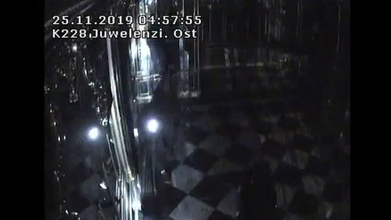 Záběry bezpečnostní kamery při krádeži v drážďanské klenotnici