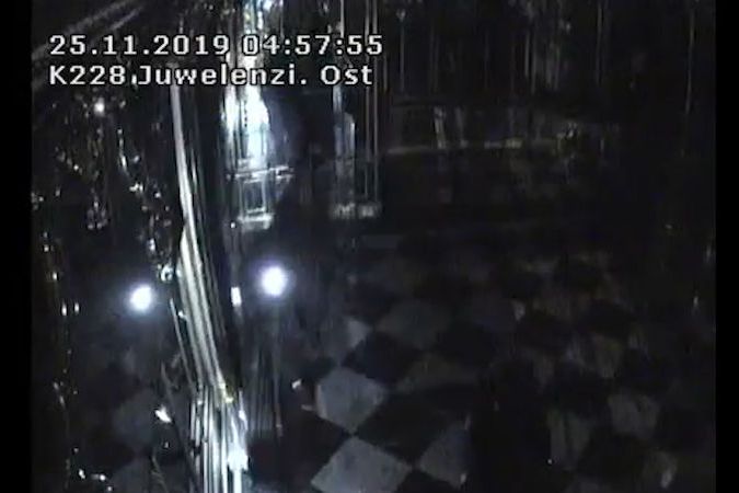 BEZ KOMENTÁŘE: Záběry bezpečnostní kamery při krádeži v drážďanské klenotnici