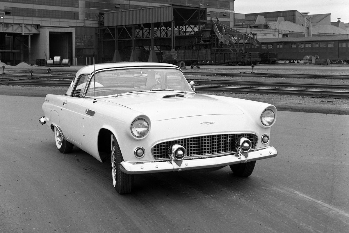 Reportér se choval neurvale mimo jiné k několika historickým Fordům Thunderbird. Na ilustračním snímku kousek z roku 1956