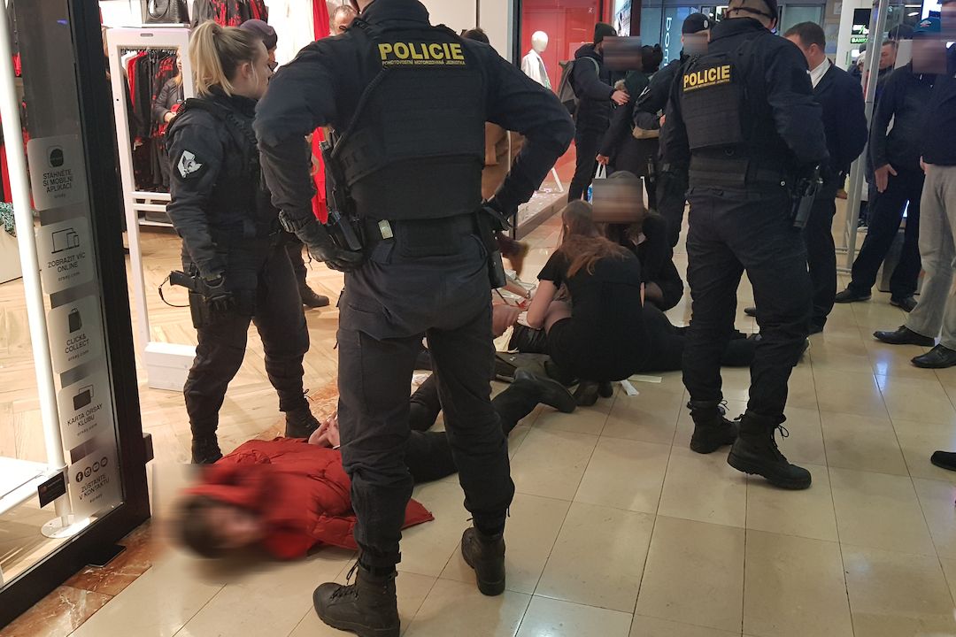 Dva útočníci v obchodním centru v Praze pobodali černocha. Jednoho z pachatelů policie zadržela na místě, druhý uprchl. 