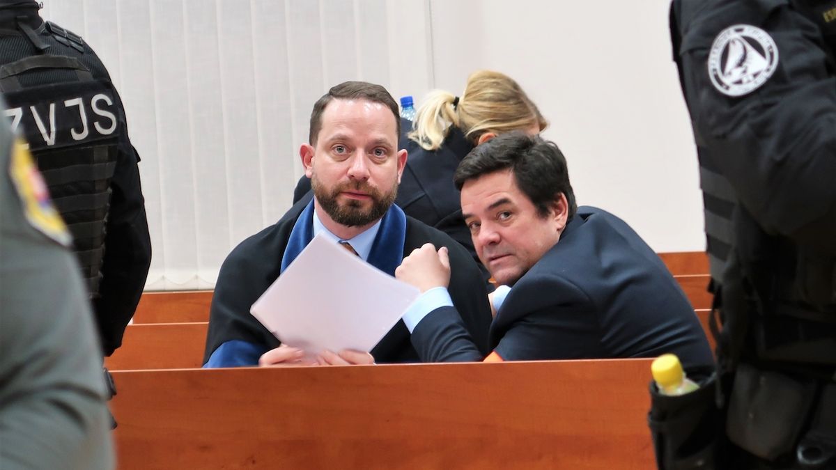 Obžalovaný podnikatel Marián Kočner se radí se svým obhájcem Markem Parou při hlavním líčení u specializovaného trestního soudu v Pezinku.