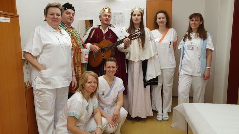 Tři králové přinesli novoroční přání i povzbuzení nemocným v Nemocnici Prostějov