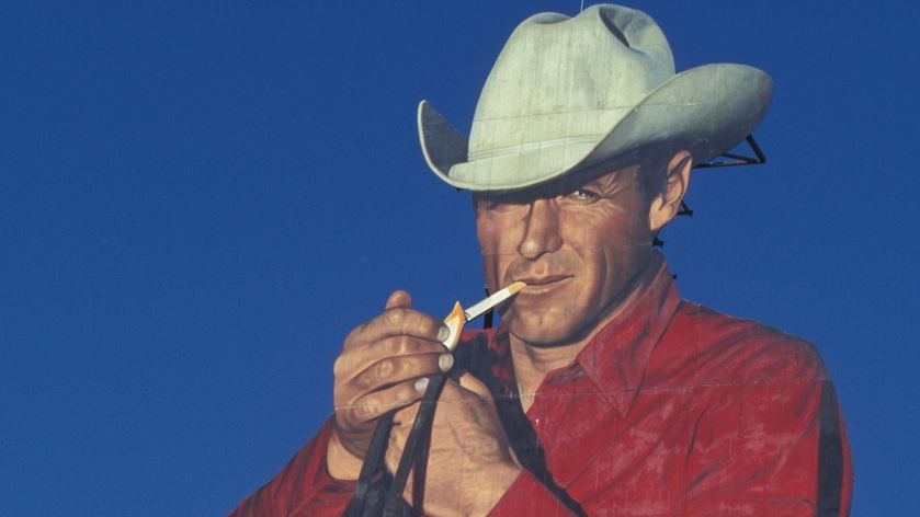 Podobizna Roberta Norrise jako Marlboro Mana v nadživotní velikosti na Sunset Boulevardu v Los Angeles.