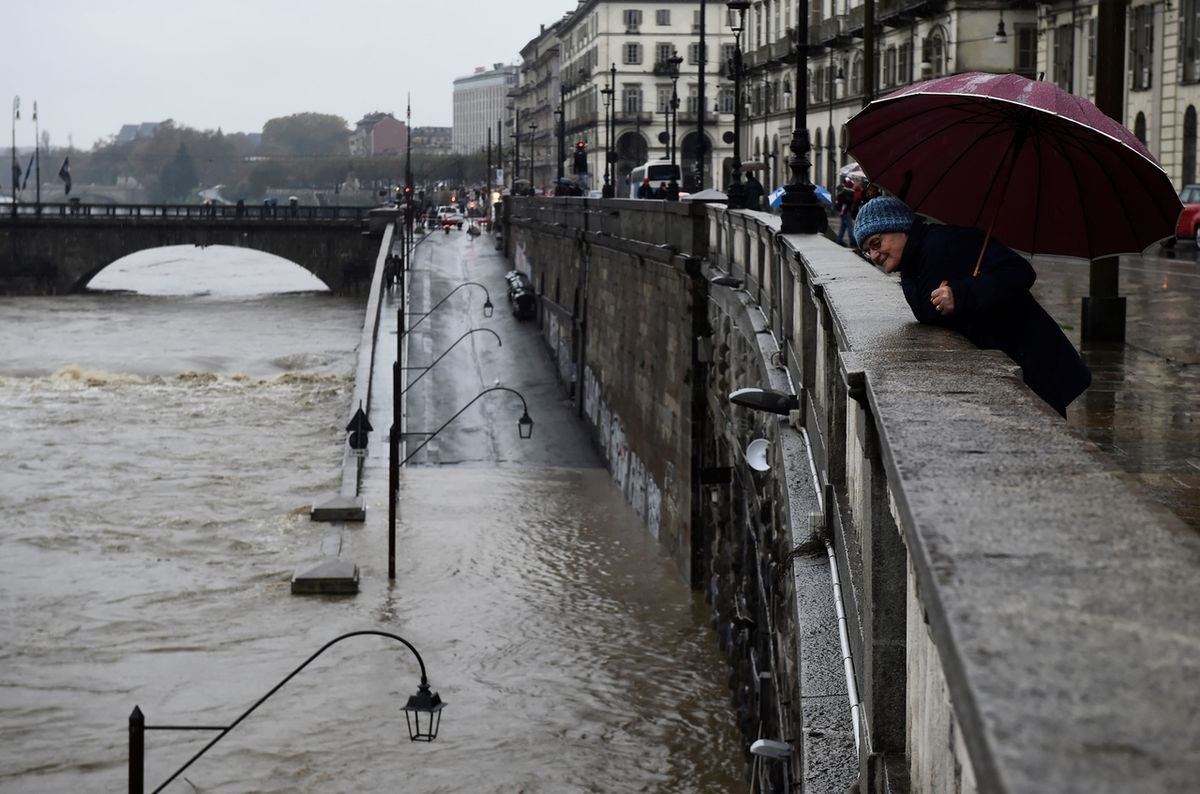 Nejdelší italská řeka Pád se po prudkých deštích vzedmula a zaplavila část centra Turína, 24. listopadu 2019. 

