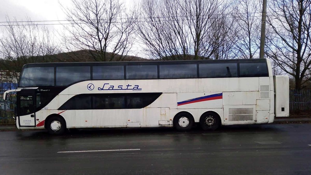 Autobus přitažený z Berlína u ústeckého stadionu
