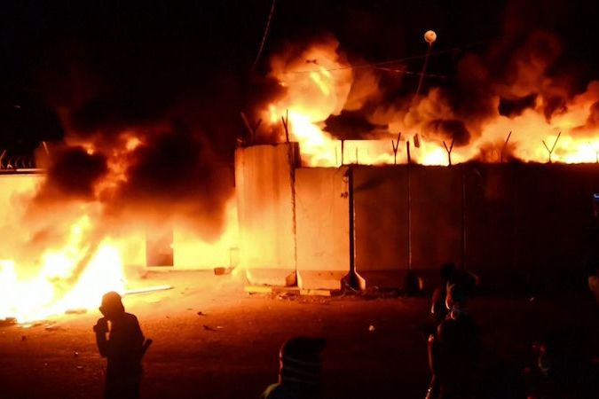 BEZ KOMENTÁŘE: Zapálený íránský konzulát v Iráku