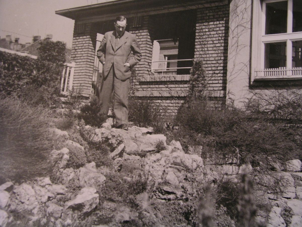 Karel Čapek si prohlíží skalku na své části zahrady.