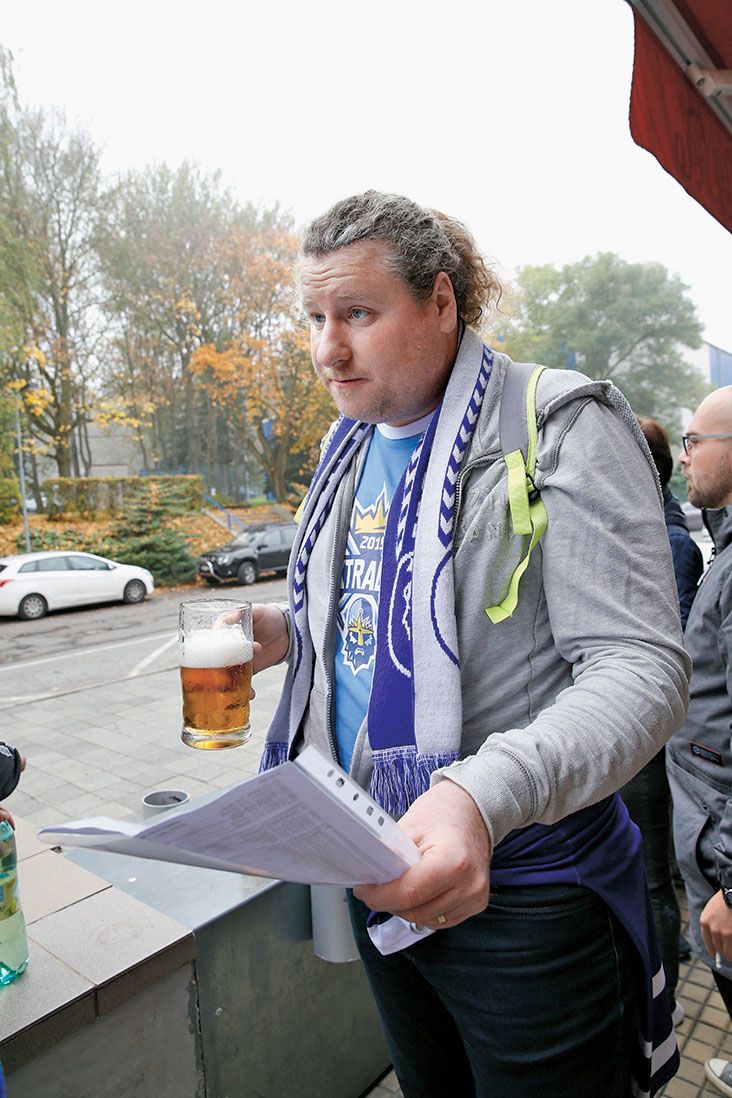 Hynek Štěpánek z vedení fanklubu musí na výjezdech stíhat kromě zábavy i organizační věci.