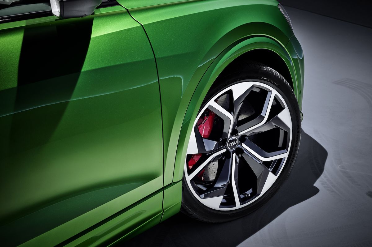 Nové Audi RS Q8 obouvá až 23palcové disky kol.