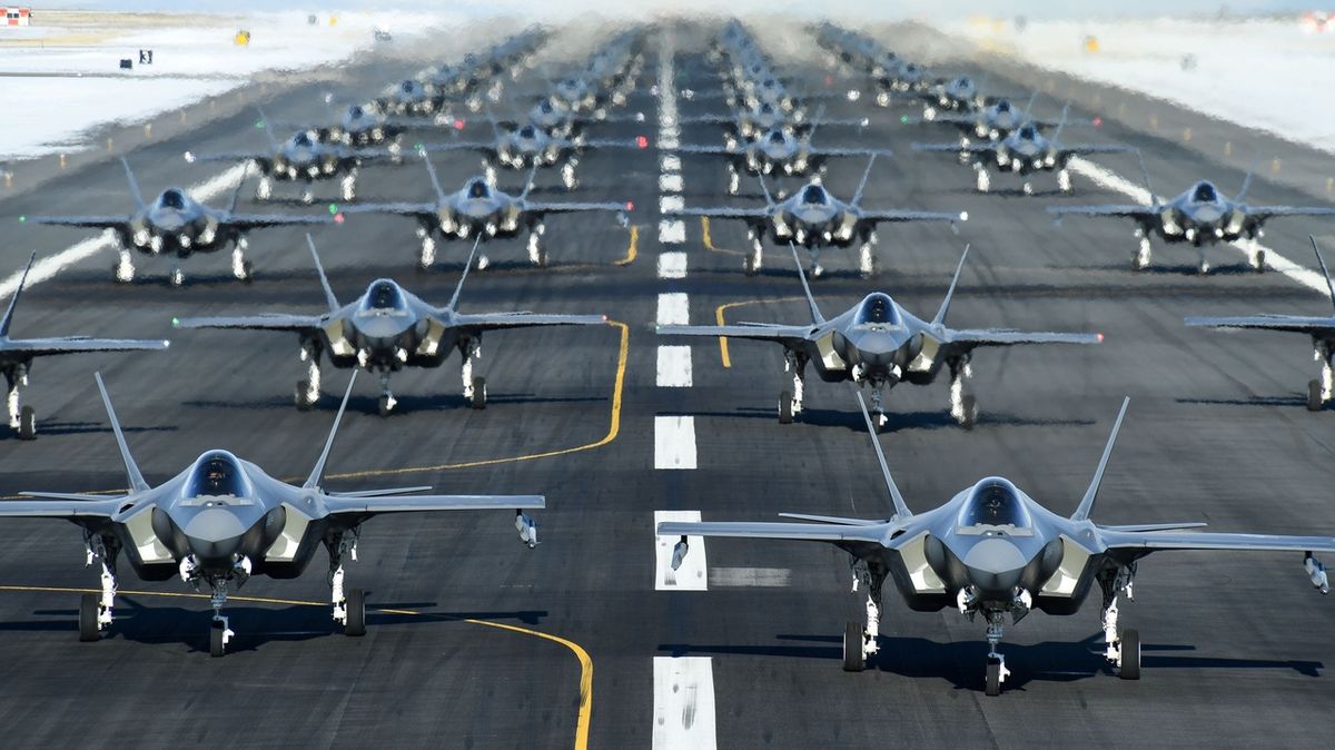 Americké F-35 před startem na základně v Utahu.