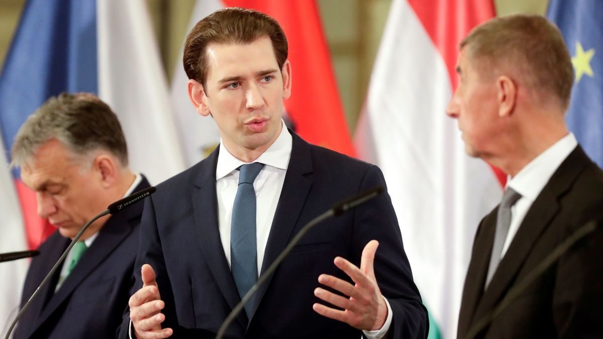 Rakouský kancléř Sebastian Kurz s premiérem Andrejem Babišem (ANO). V pozadí maďarský premiér Viktor Orbán.