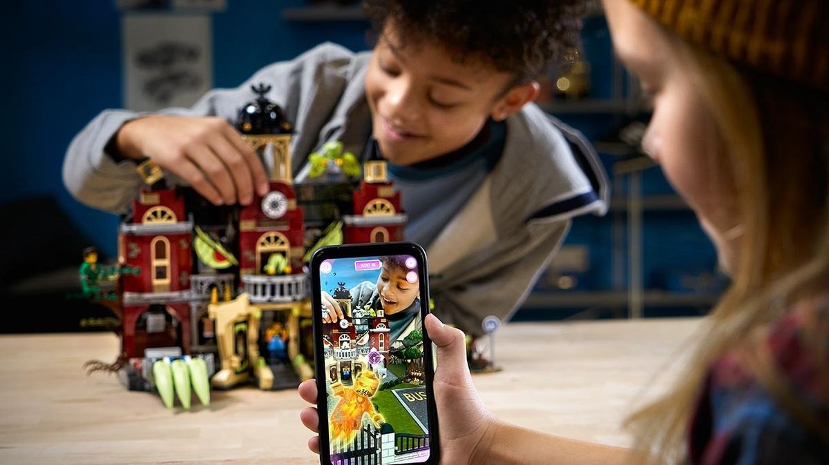 Stavebnice LEGO Hidden Side - stavějí se jako všechny ostatní. Po namíření fotoaparátu telefonu ovšem odhalí za pomoci rozšířené reality tajuplný svět plný záhad. Ve všech návodech najdete QR kód, který vás odkáže ke stažení mobilní aplikace, od 499 Kč.