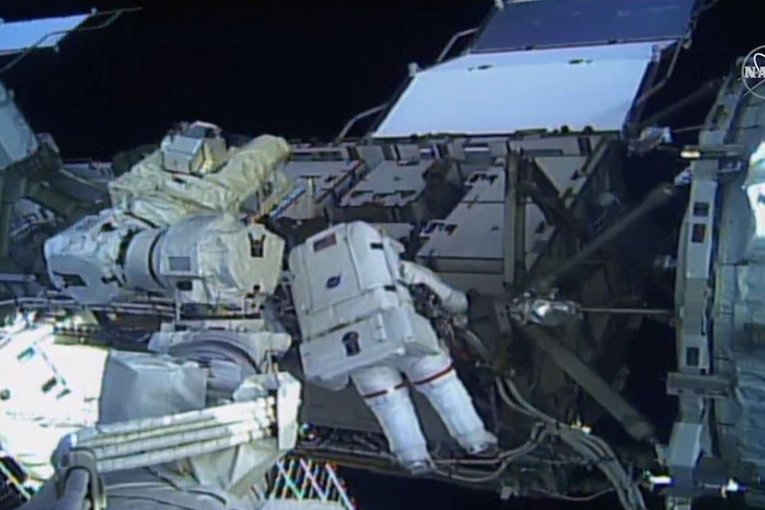 Záznam: Z ISS vystupuje do kosmu poprvé pracovní tým tvořený jen ženami