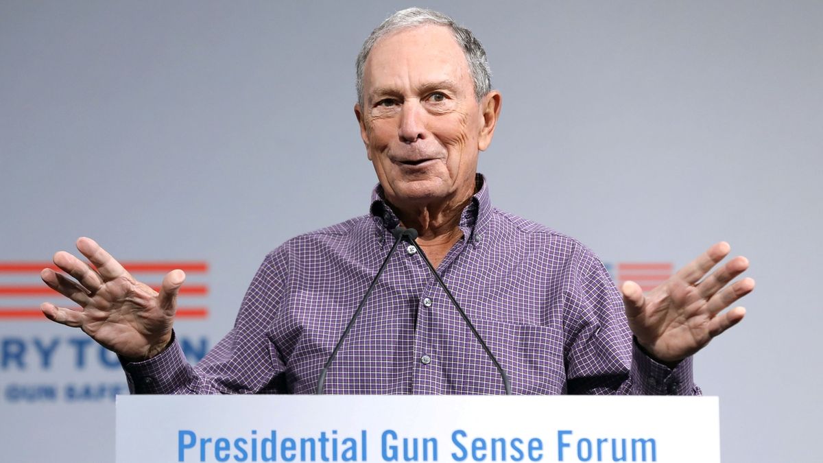 Michael R. Bloomberg při vystoupení v Des Moines