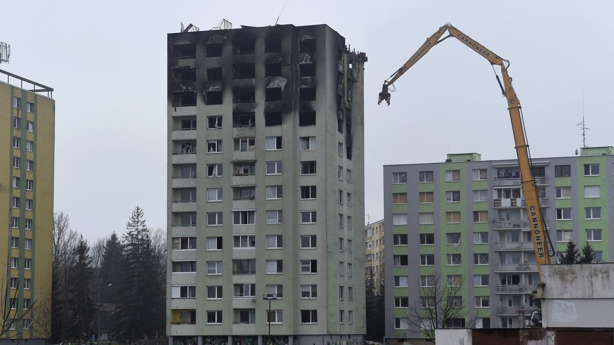 Šest dní po výbuchu začala česká firma v Prešově demolovat poničený panelák.