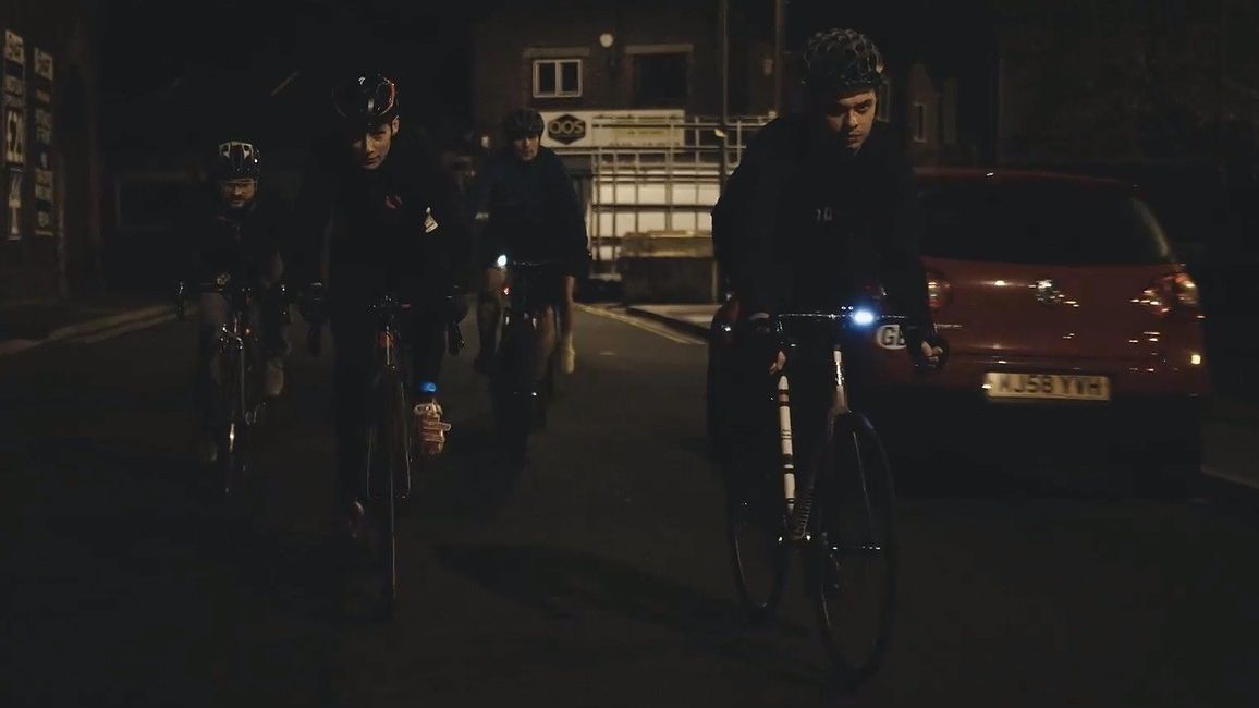 Srážka s autem pro tyto neviditelné cyklisty může být fatální, přesto jedou ve tmě bez světel a v černém oblečení. (Ilustrační foto)