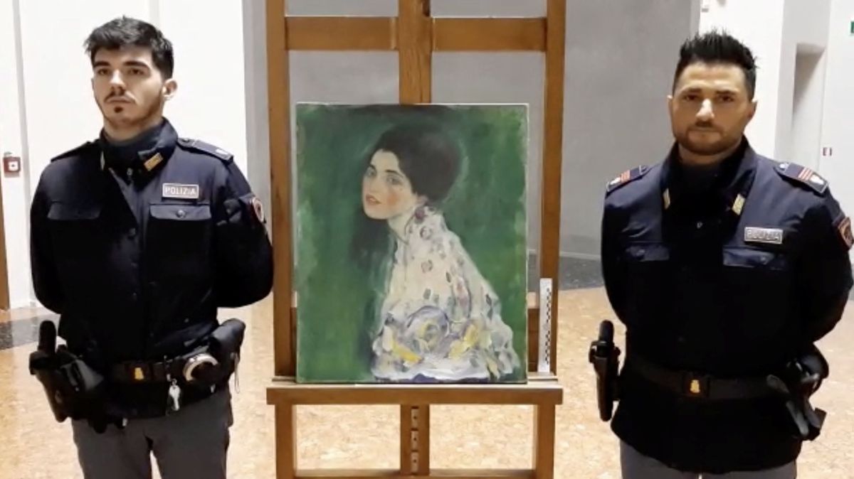 Itlaští policisté stráží nalezený obraz Gustava Klimta, jenž byl ukraden v roce 1997.