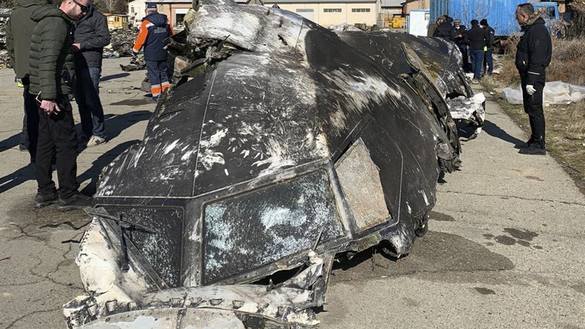 Ukrajinský letoun zasáhly dvě střely, ukazuje video z bezpečnostních kamer