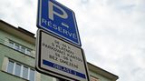 Praha 1 chce kvůli snazší kontrole vrátit parkovací kartičky za okno