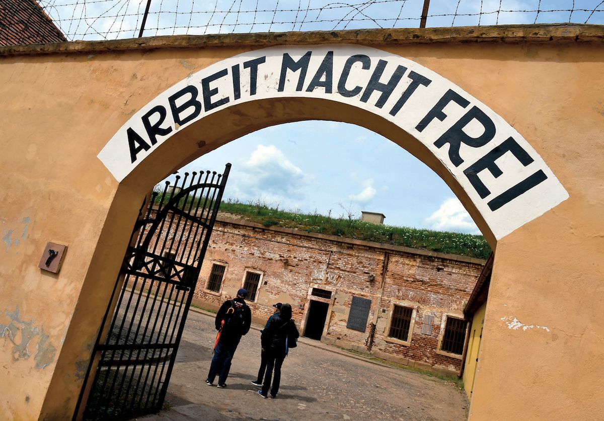 Práce osvobozuje… Nápis nad vstupní branou do bývalého koncentračního tábora Terezín.