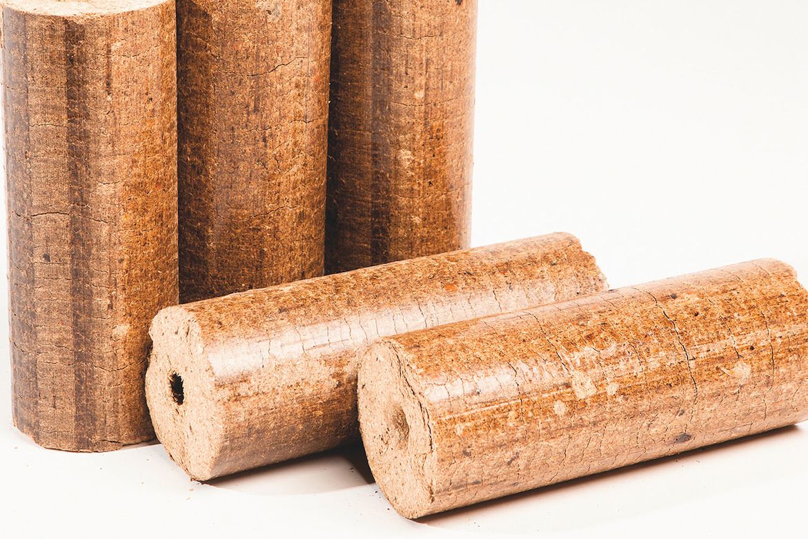 Dřevěné brikety je možno použít prakticky ve všech druzích topidel. Jsou válcového tvaru s otvorem uprostřed.