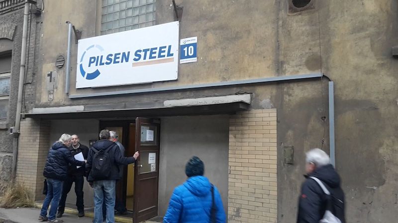 Stovky propuštěných dělníků z Pilsen Steel přišly poslední den do práce