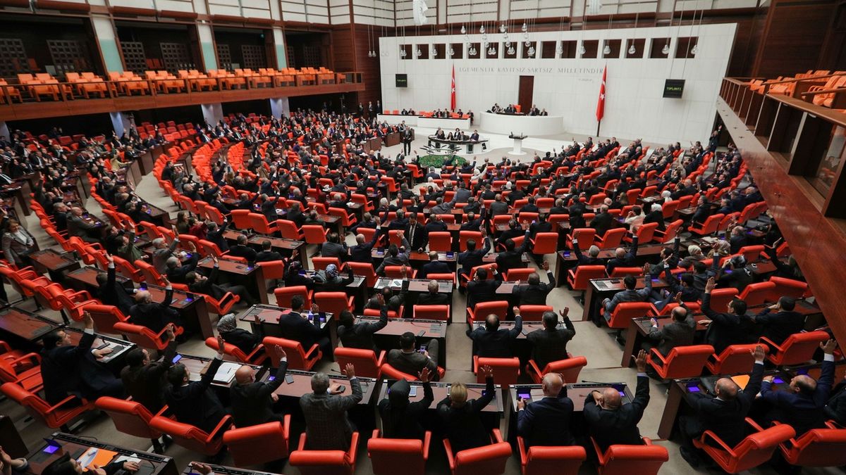 Turecký parlament při hlasování o vyslání vojáků do Libye 