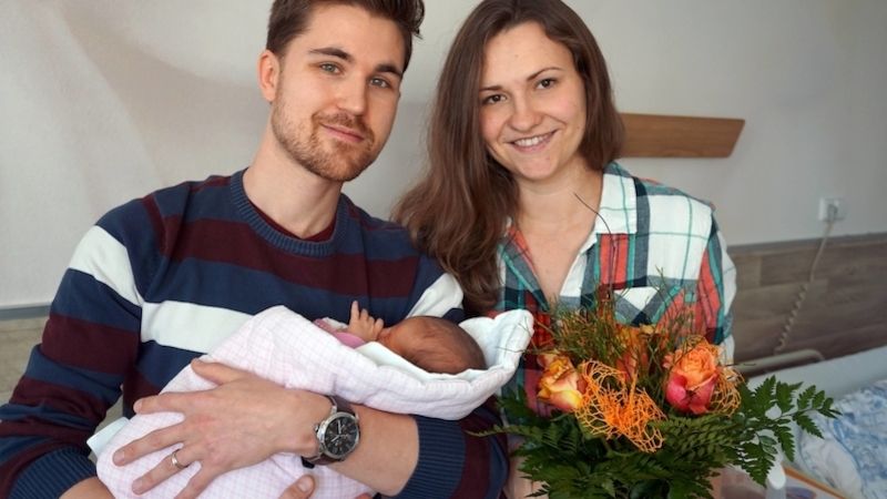 Šťastní rodiče malé Elišky, prvního letošního miminka ve Vítkovické nemocnici v Ostravě