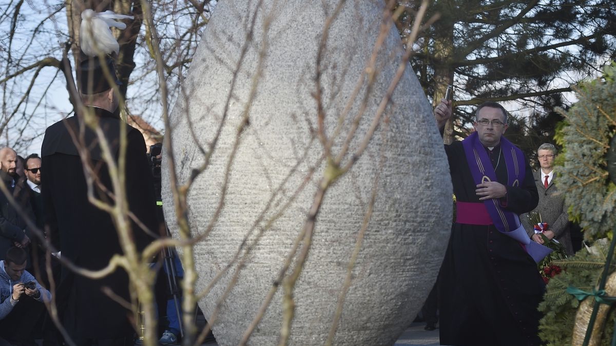 Pomocný ostravsko-opavský biskup Martin David (vpravo) posvětil žulový monument ve tvaru slzy od sochaře Martina Kuchaře.