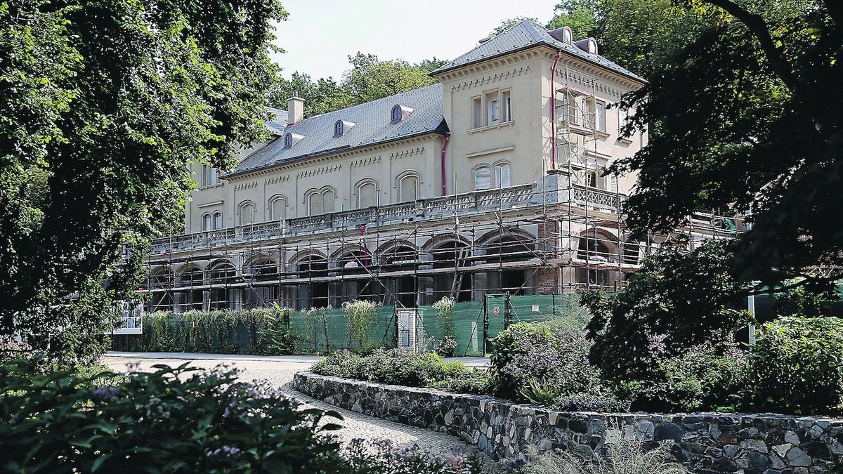 Generální rekonstrukce Šlechtovy restaurace by měla skončit v polovině letošního roku.
