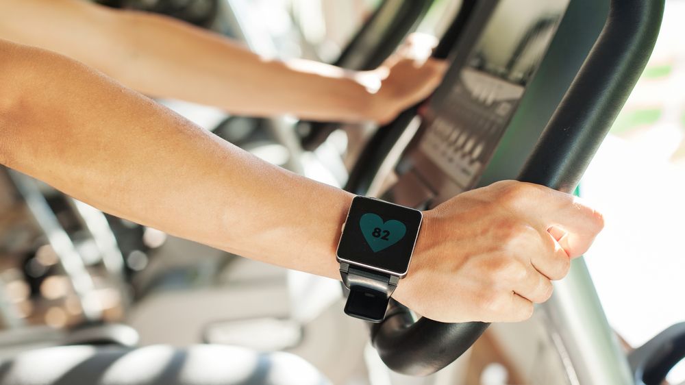 Chytré fitness náramky, hodinky, váhy a další podobná elektronická zařízení pomáhají sledovat kondici a životní styl.