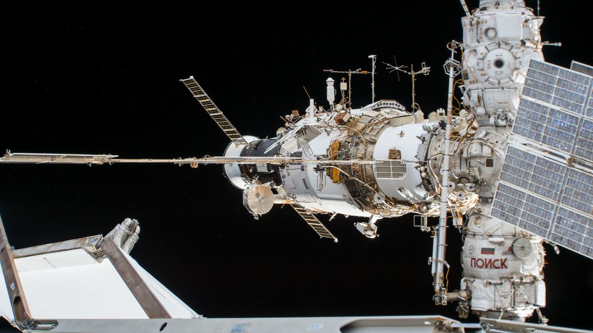 Část ruského segmentu ISS na ilustračním snímku: uprostřed je servisní modul Zvezda (s připojenou kosmickou lodí).