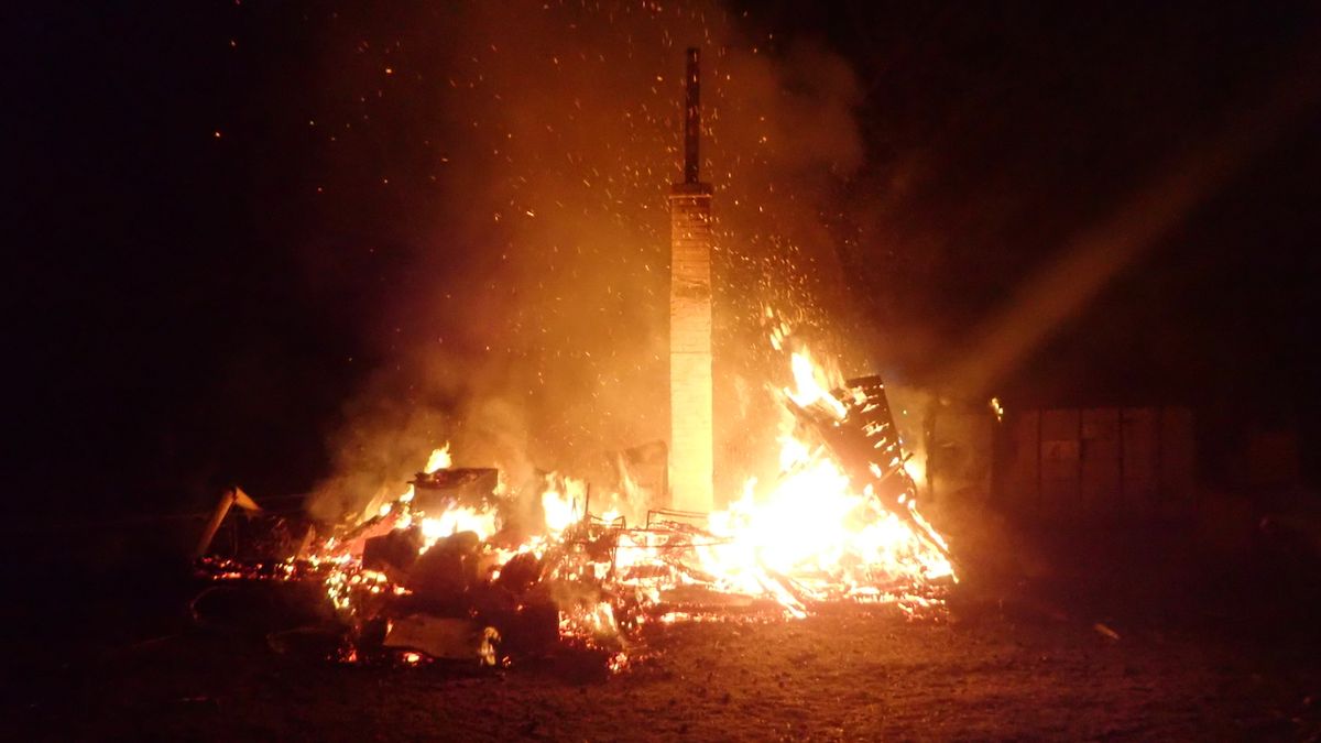 V sobotu v jednu hodinu v noci hasiči zasahovali u požáru myslivecké chaty v Kunčicích pod Ondřejníkem. Když přijeli, byla už celá v plamenech.