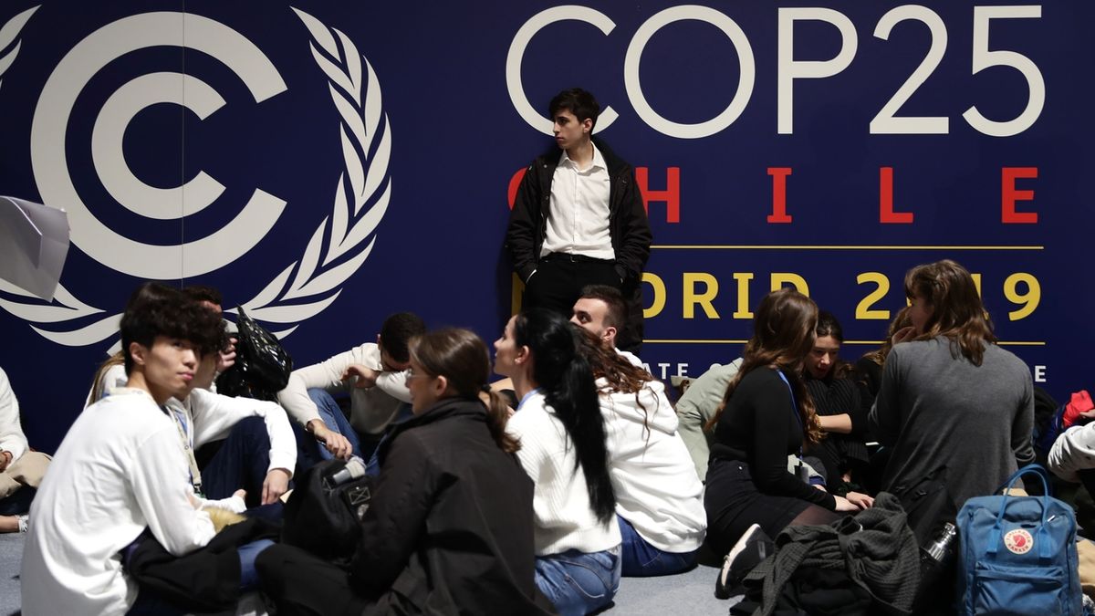 Návštěvníci při vstupu na summit COP25 v Madridu