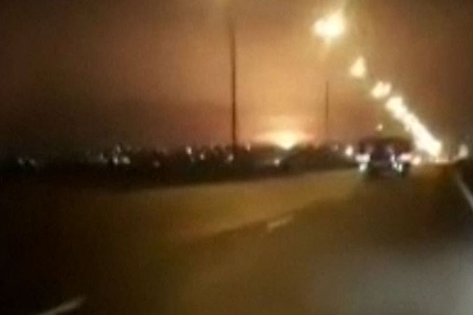 BEZ KOMENTÁŘE: Spolujezdkyně v autě natočila pád ukrajinského letadla u Teheránu