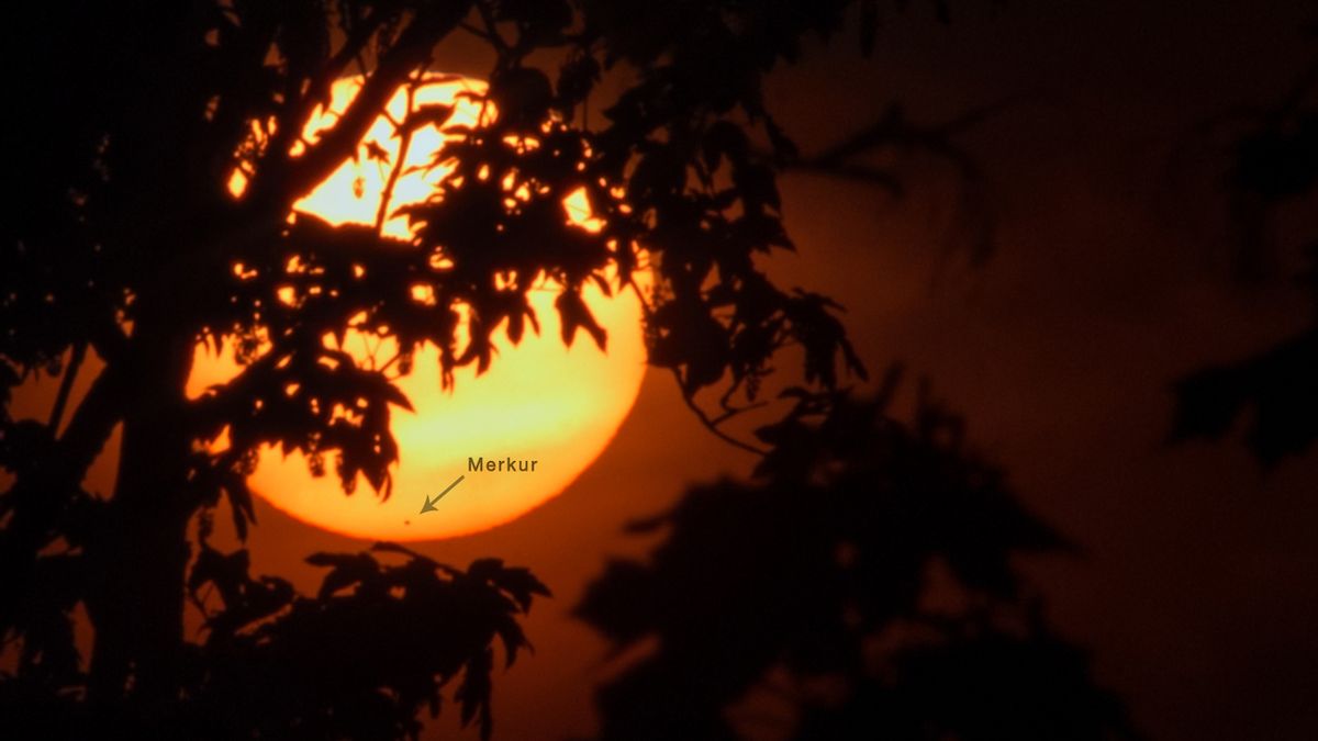 Západ Slunce s Merkurem 9. května 2016