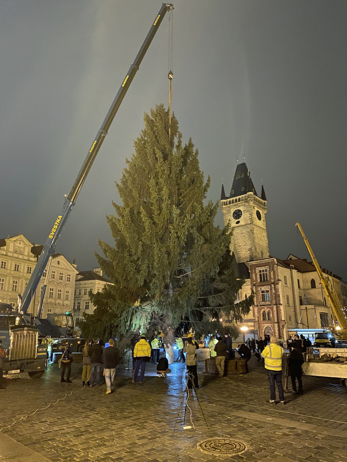 Vánoční strom usazují na Staroměstském náměstí.