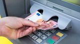 Bankomat vydával dvojnásobky zadané částky, policie musela rozehnat desítky lidí