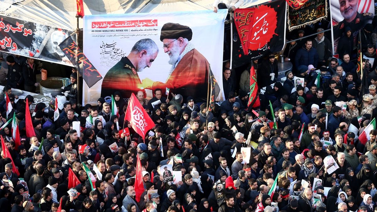 Statisíce Íránců se loučí v Teheránu s vlivným generálem Kásimem Sulejmáním.