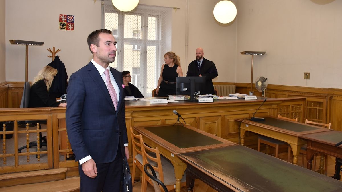 Odvolací soud v Brně potvrdil zamítavé stanovisko k žalobě kardinála Dominika Duky. Na snímku Dukův advokát a rovněž žalobce Ronald Němec.