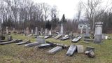 Vandalové zničili na Slovensku dva židovské hřbitovy