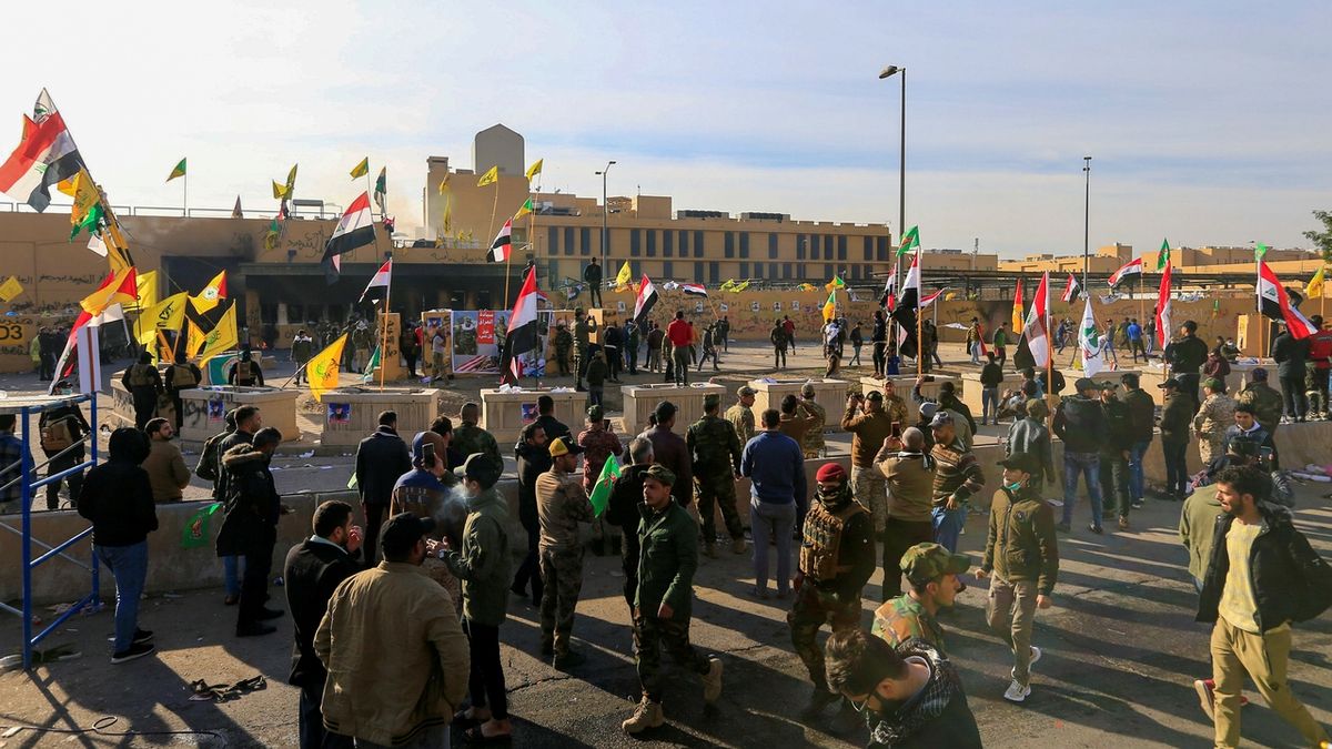 Před velvyslanectvím USA v Bagdádu pokračuje protest.