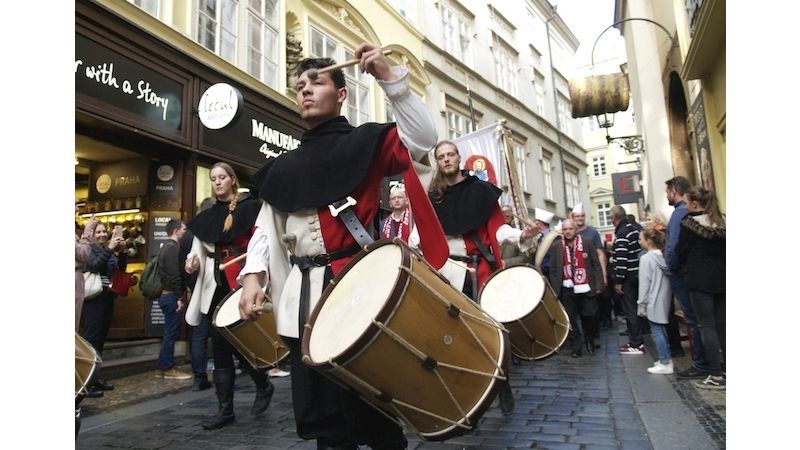 Bubeníci mají zkušenosti z tříkrálových průvodů v Praze. Foto: archiv bubenického Spolku Mortem
