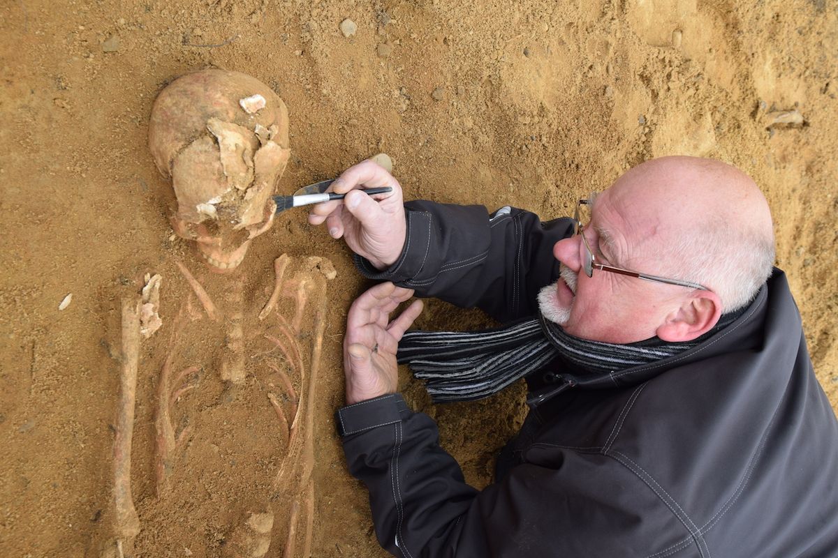 Archeolog Luděk Galuška u jednoho ze sedmi velkomoravských hrobů, které pocházejí z devátého století.