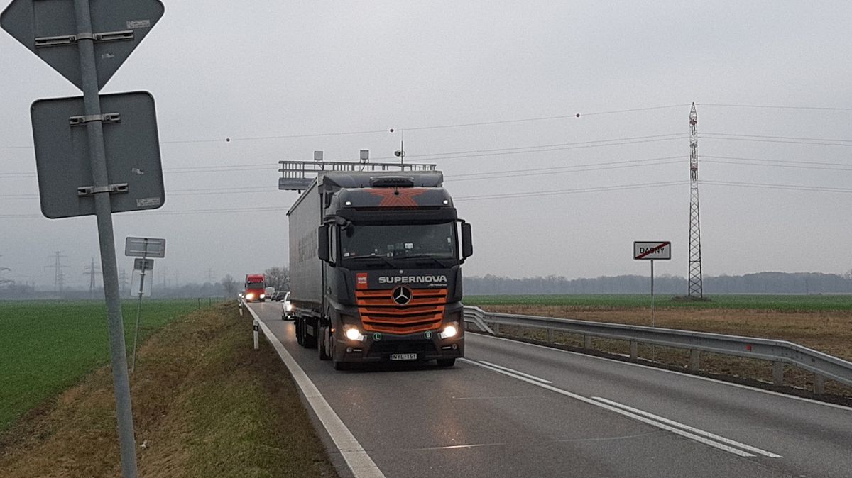 Dopravci loni zaplatili v Česku na mýtném o skoro dvě miliardy víc