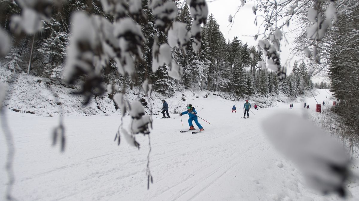 Lyžaři 14. prosince – den po zahájení sezony – v areálu Svatý Petr v největším českém lyžařském středisku Špindlerův Mlýn.